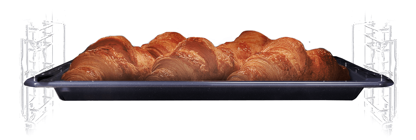 Zdjęcie przedstawia apetyczne i aromatyczne croissanty, które przygotowywane są w piekarniku parowym Samsung Natural Steam NV7B45251AK.