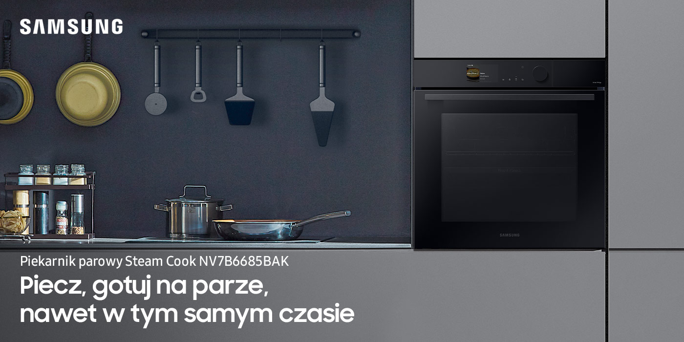 Zdjęcie przedstawia piekarnik parowy Samsung Steam Cook NV7B6685BAK. Urządzenie mieści się w pomieszczeniu kuchennym urządzonym w szarym i grafitowym odcieniu.