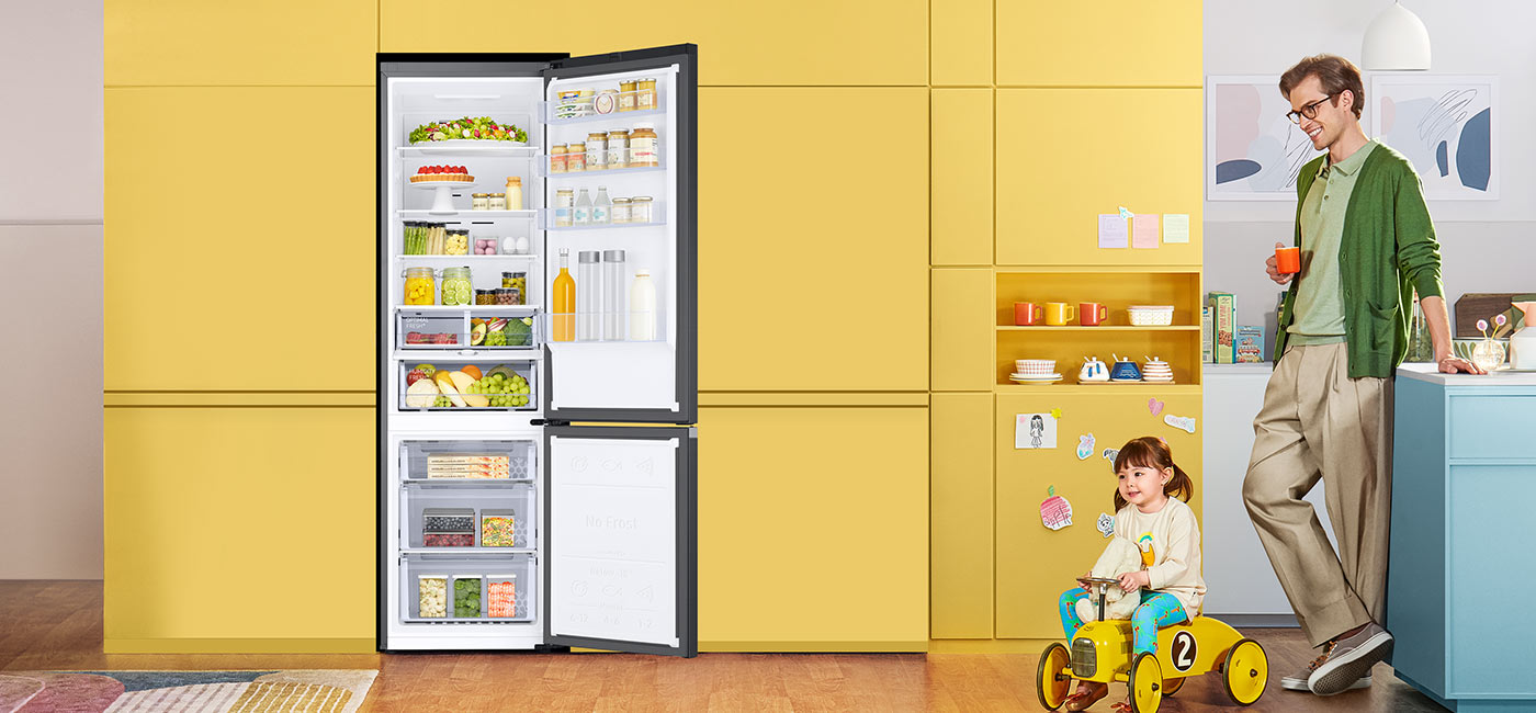 Na zdjęciu otwartej lodówki możesz zobaczyć ułożenie półek i szuflad w jej wnętrzu Na zdjęciu otwartej lodówki możesz zobaczyć ułożenie półek i szuflad w jej wnętrzu