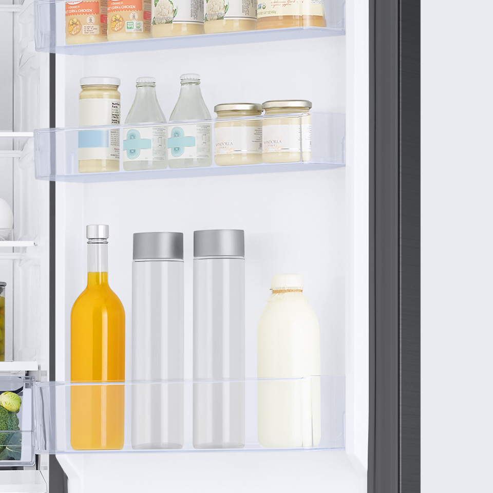 Pojemniki na drzwiach nadają się do przechowywania wysokich butelek i kartonów Pojemniki na drzwiach nadają się do przechowywania wysokich butelek i kartonów