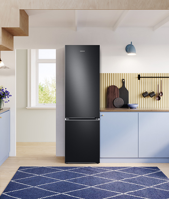 Lodówka posiada elegancki płaski front i delikatne podchwyty Lodówka posiada elegancki płaski front i delikatne podchwyty