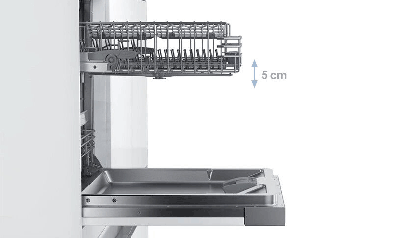 Zmywarka z wysuniętą górną szufladą, regulacja wysokości kosza o 5 cm.
